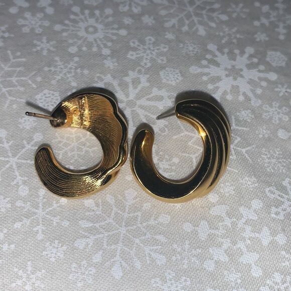 Vintage Crown Trifari Gold Pierced Hoop Earrings - Picture 10 of 16